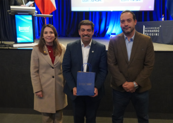 Alcalde Mauro Tamayo compartió experiencias de liderazgo y gestión pública con estudiantes de la UBO