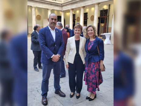Dr. Claudio Ruff junto a las rectoras María Vicenta Mestre y Kithy Gaona de la Universidad de Valencia y Autónoma de Asunción, respectivamente.