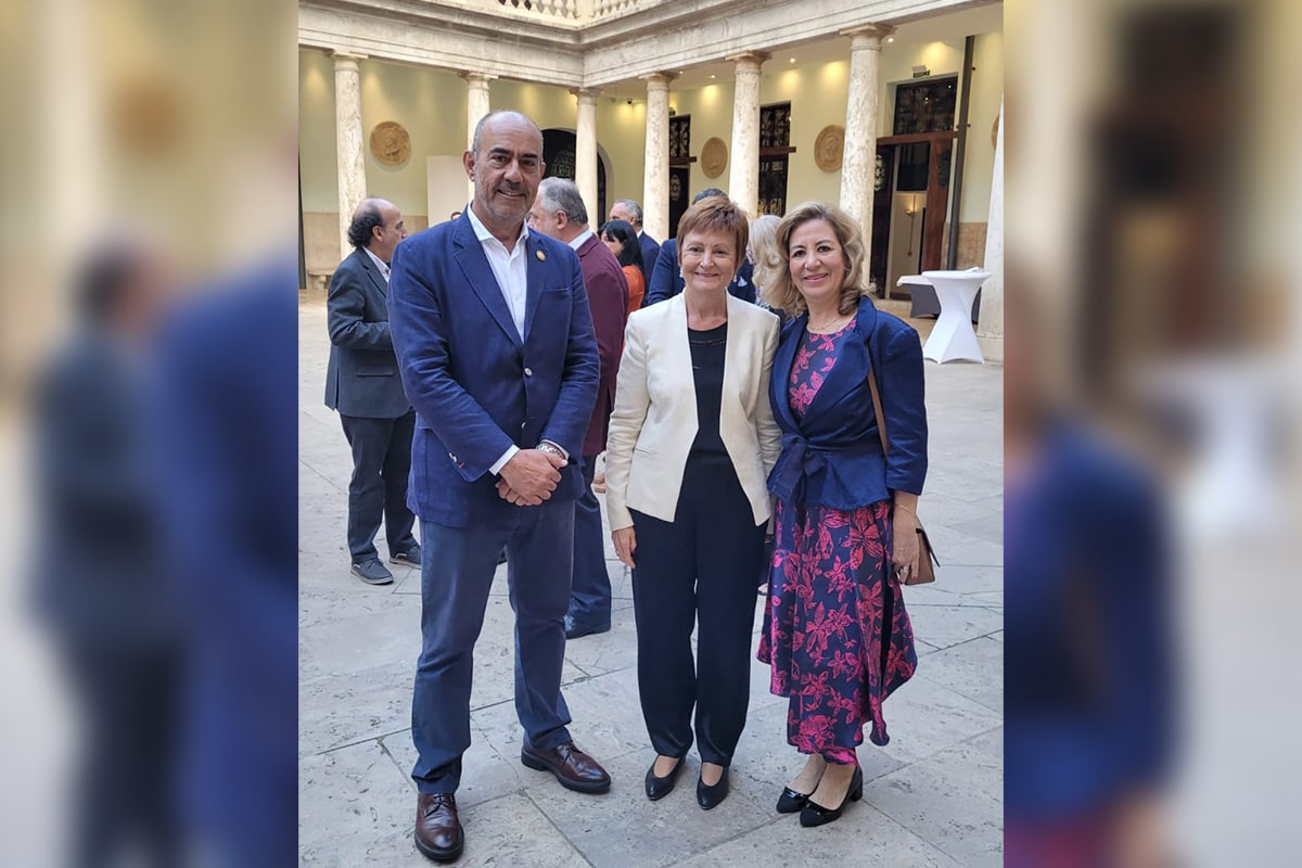 Dr. Claudio Ruff junto a las rectoras María Vicenta Mestre y Kithy Gaona de la Universidad de Valencia y Autónoma de Asunción, respectivamente.