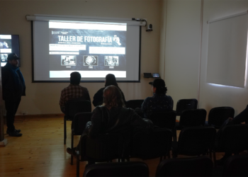 Luz, sombras y creatividad marcaron taller de fotografía realizado en el Centro de Extensión Cultural UBO